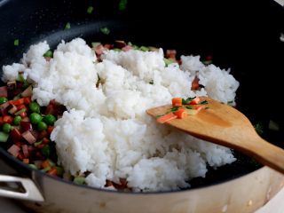 杂蔬丸子饭团,加入米饭；