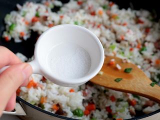 杂蔬丸子饭团,加入盐；
