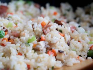 杂蔬丸子饭团,翻炒均匀至米饭完全加热即可；
