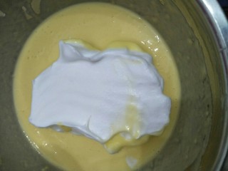 酸奶蛋糕,取三分一的蛋白放入蛋黄糊中用切拌的方法搅拌均匀，再放三分之一蛋白切拌均匀。