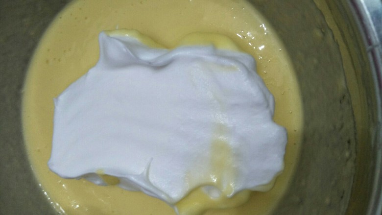 酸奶蛋糕,取三分一的蛋白放入蛋黄糊中用切拌的方法搅拌均匀，再放三分之一蛋白切拌均匀。