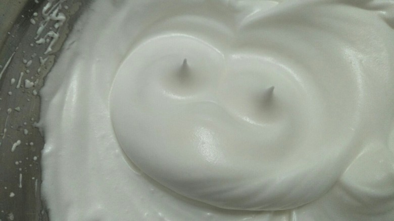 酸奶蛋糕,将蛋白打到硬性发泡，就是提起打蛋器有尘三角。