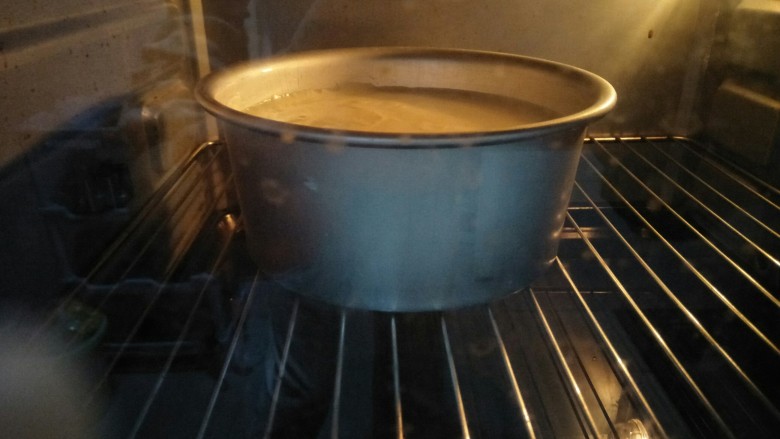 酸奶蛋糕,再放入蛋糕糊145度烤70分钟，烤箱温度根据自家烤箱调节。烤好的蛋糕放在烤箱内焖到自然凉透，隔一夜或放冰箱冷藏后口感更好。