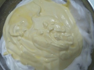 酸奶蛋糕,将搅拌好的蛋糊倒入余下的蛋白中快速切拌均匀。