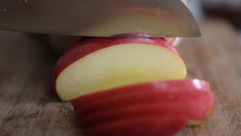 水果糙米粥,将水果先切片，再切条，最后切成小块，苹果做个示范^_^