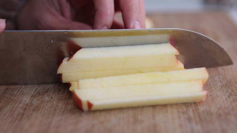 水果糙米粥,将水果先切片，再切条，最后切成小块，苹果做个示范^_^