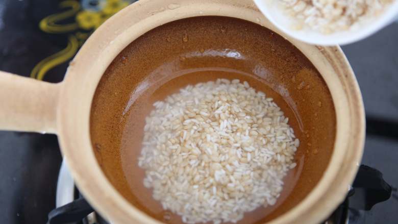 水果糙米粥,将糙米和白糯米倒入砂锅中，加入水，盖上盖子；
以大火烧开后，转中小火煮30分钟