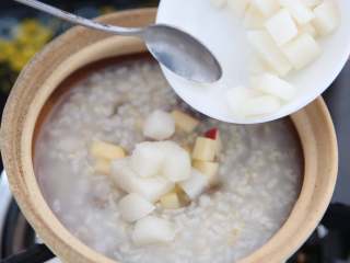 水果糙米粥,最后加入切好的苹果、梨、猕猴桃煮10分钟即可