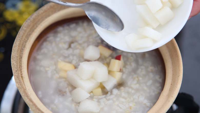 水果糙米粥,最后加入切好的苹果、梨、猕猴桃煮10分钟即可