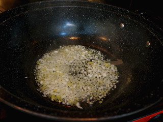 手撕凉拌杏鲍菇,锅里上入少许油加入切好的生姜大蒜沫