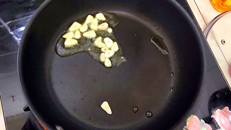 一碗面条+中西合璧牛油果火腿肠拌竹升面,小火煸香蒜片