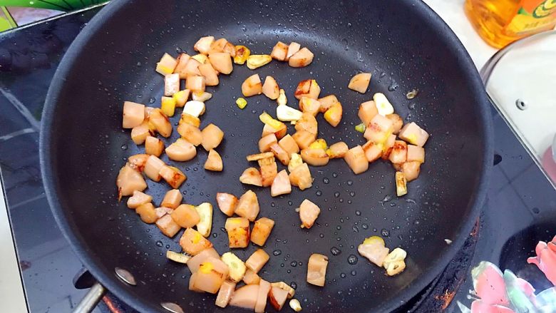 一碗面条+中西合璧牛油果火腿肠拌竹升面,煸炒至金黄色