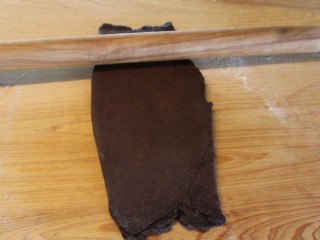 自制巧克力意大利面,將薄皮三折后再重新杆成长方薄皮。