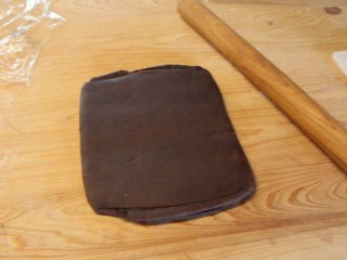自制巧克力意大利面,重复三次。麵皮就變成較為平滑結實的麵皮。