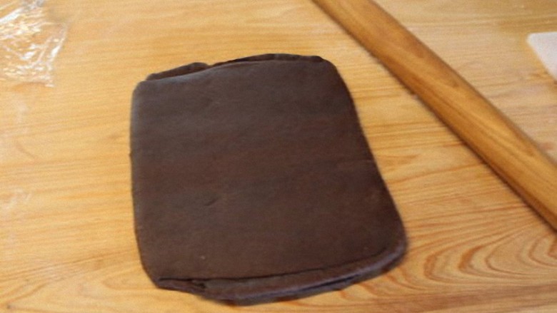 自制巧克力意大利面,重复三次。麵皮就變成較為平滑結實的麵皮。