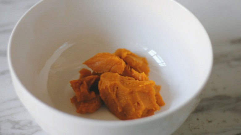 南瓜溶豆,称取56克南瓜泥，过筛。
如果确认南瓜泥比较细腻也可以不过筛。