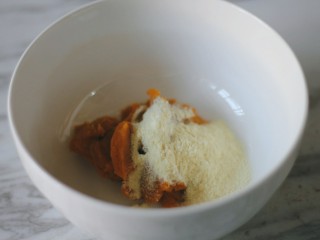 南瓜溶豆,放入10克的配方奶粉。