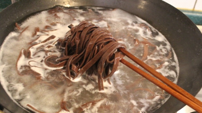 一碗面条+辣味牛肉巧克力义大利面,煮滚一锅盐水，将巧克力义大利面放入，煮至面条变软。大约要煮十几分钟。