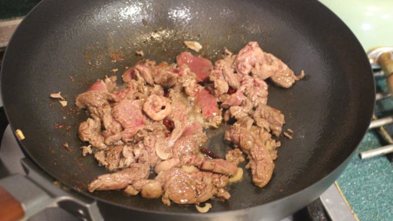 一碗面条+辣味牛肉巧克力义大利面,将牛肉放入，转中大火，将牛肉炒至变色半熟。