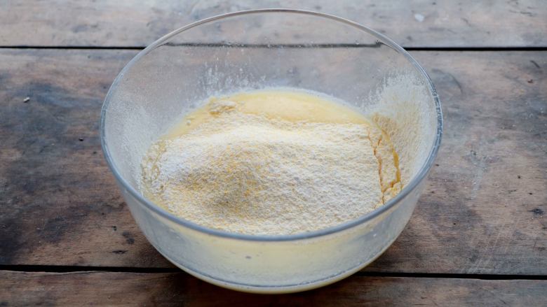 玉米面松饼,分次筛入混合面粉；