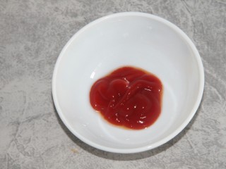 茄汁鹌鹑蛋,准备调汁，先放两勺番茄酱在碗里