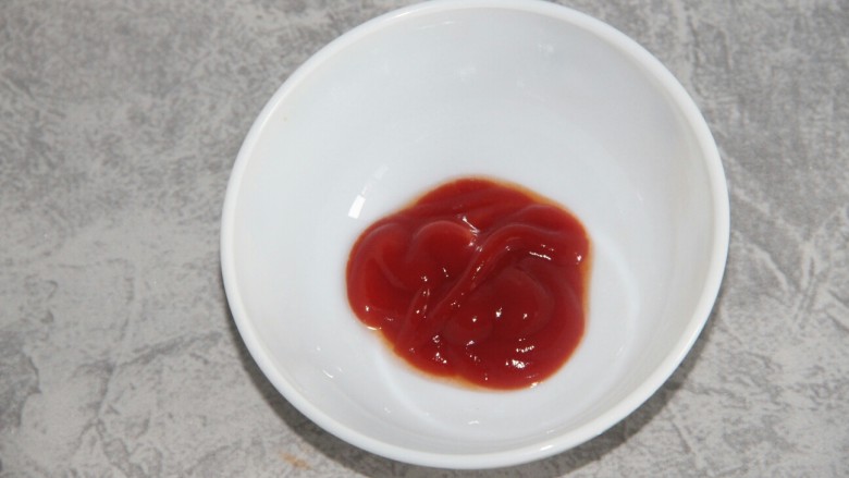 茄汁鹌鹑蛋,准备调汁，先放两勺<a style='color:red;display:inline-block;' href='/shicai/ 699'>番茄酱</a>在碗里