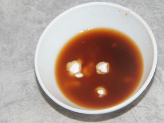茄汁鹌鹑蛋,再加一勺淀粉，搅匀