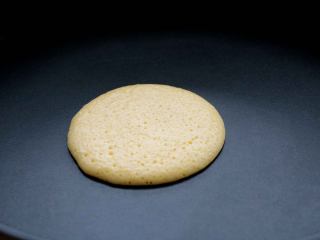 玉米面松饼,待到表面有细小的空洞出现时
翻面煎