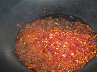 凉拌黄瓜,油热了，把辣椒面放入