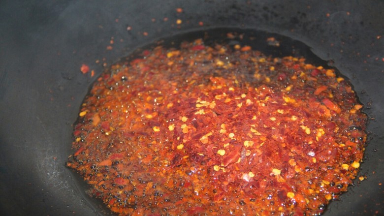 凉拌黄瓜,油热了，把辣椒面放入