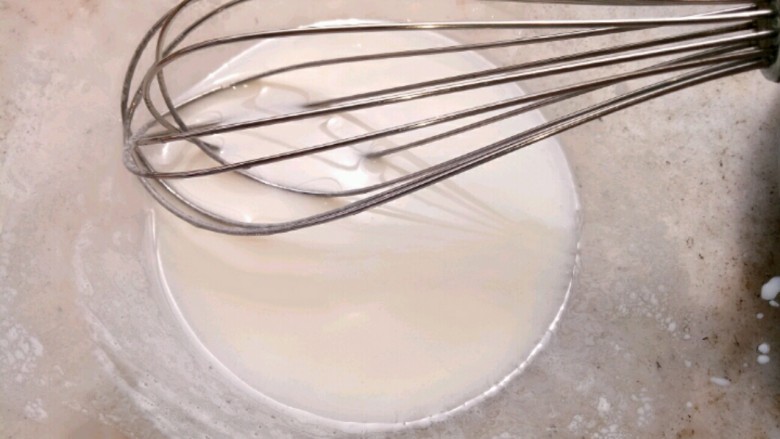 巧克力旋风蛋糕卷,油和奶放入干净的碗里搅拌至乳化。