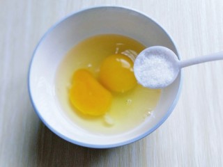 一碗面条＋番茄鸡蛋打卤面,鸡蛋敲碗里，加入盐。