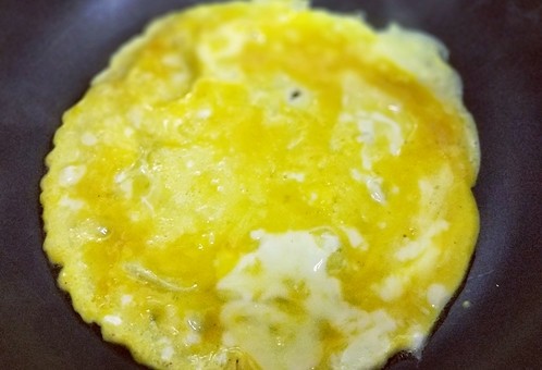 一碗面条＋番茄鸡蛋打卤面,起油锅，倒入蛋液，小火煎鸡蛋饼。