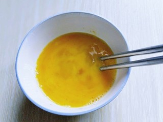 一碗面条＋番茄鸡蛋打卤面,用筷子打散。