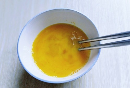 一碗面条＋番茄鸡蛋打卤面,用筷子打散。