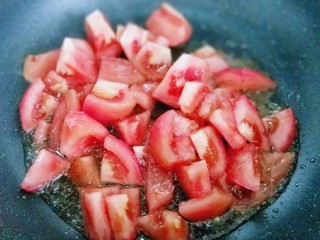 一碗面条＋番茄鸡蛋打卤面,再起油锅，加入切好的番茄煸炒。