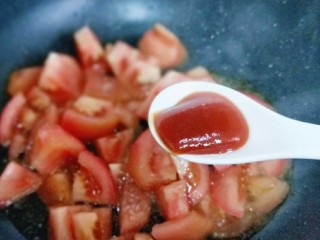 一碗面条＋番茄鸡蛋打卤面,加入一勺番茄酱，炒至番茄变软。