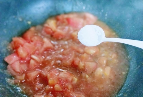 一碗面条＋番茄鸡蛋打卤面,再加入盐，中火翻炒。