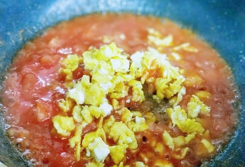 一碗面条＋番茄鸡蛋打卤面,加入提前煎好的鸡蛋，快速翻炒均匀即可出锅，