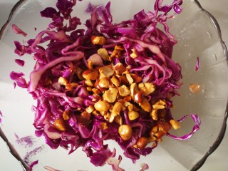 #感恩节食谱#凉拌紫甘蓝,放花生米，拌均匀，装盘。