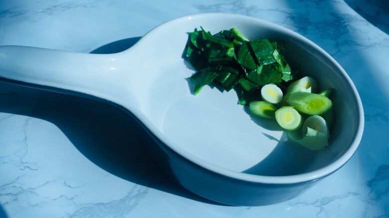 #感恩节食谱#南瓜减脂蔬菜汤,绿色食材准备了，菠菜叶切小片，还有葱段切圈