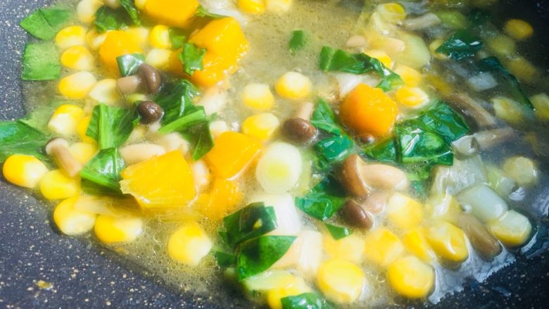 #感恩节食谱#南瓜减脂蔬菜汤,煮到这个程度就可以出锅了，汤汁还蛮清甜