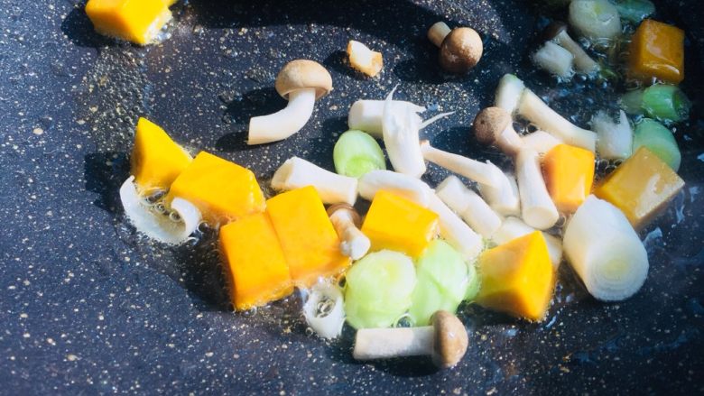 #感恩节食谱#南瓜减脂蔬菜汤,然后在倒入蘑菇，一起翻炒出水分