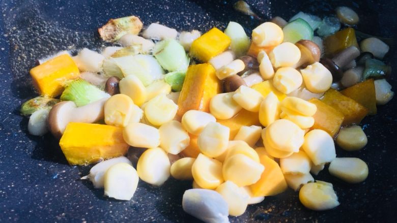 #感恩节食谱#南瓜减脂蔬菜汤,等到蘑菇炒软后，加入玉米粒，玉米粒能增加饱腹感。