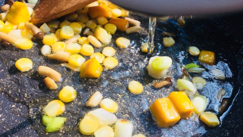 #感恩节食谱#南瓜减脂蔬菜汤,等到玉米粒差不多熟的时候，加入一碗清水