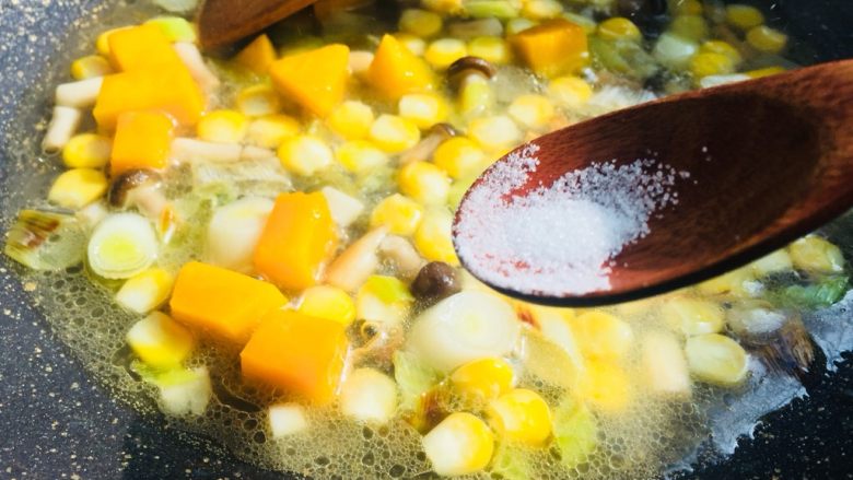 #感恩节食谱#南瓜减脂蔬菜汤,水开后，加入一点点盐，减脂盐要少