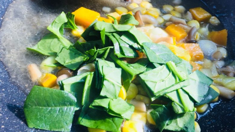 #感恩节食谱#南瓜减脂蔬菜汤,汤煮的差不多后，咱们把菠菜叶放进去煮一分钟
