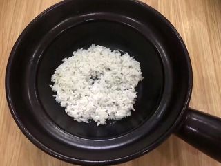 香甜牛奶南瓜焖饭,大米提前浸泡一小时，准备一个煲，将大米放入