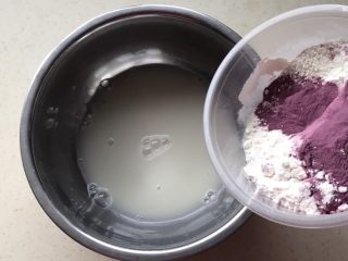 双色花卷,再把紫薯粉和面粉一起倒进盆里
