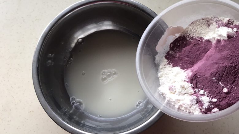 双色花卷,再把紫薯粉和面粉一起倒进盆里
